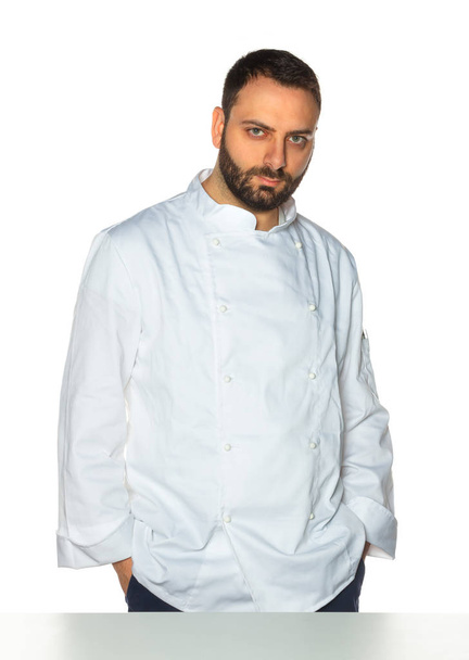 jonge chef-kok op witte achtergrond. - Foto, afbeelding