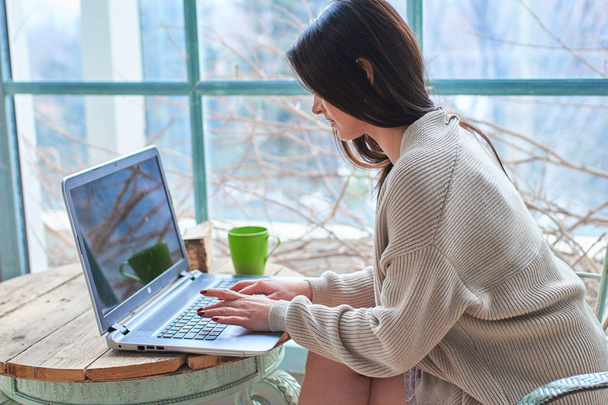 Jonge vrouw werkt met computer  - Foto, afbeelding