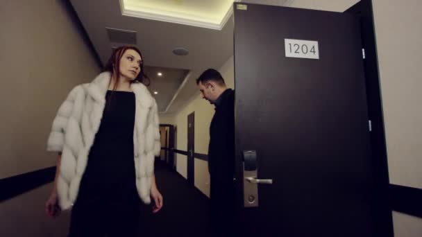 couple coming from room and calling elevator with handbag - Filmmaterial, Video