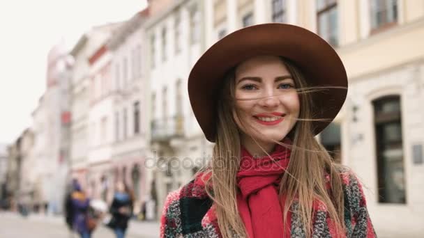 Zeitlupenporträt einer flippigen Frau, die in der Serie echte Menschen in der Stadt lächelt - Filmmaterial, Video