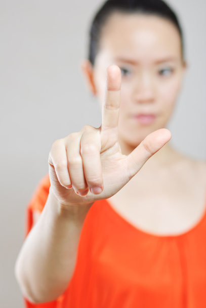 Geschäftsfrau berührt und imaginären Bildschirm mit dem Finger - ist - Foto, Bild