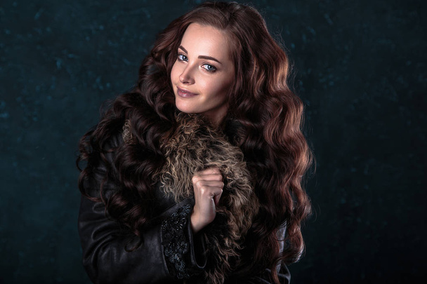 Young brunette woman with perfect natural makeup and hair style wearing furs. fashion beauty portrait - Foto, Imagen