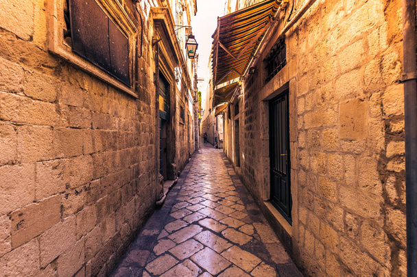 17 de julho de 2016: Uma rua de paralelepípedos estreita na cidade velha de Dubrovnik
 - Foto, Imagem