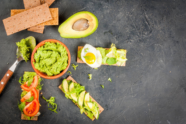 Sandwiches dietéticos con guacamole y verduras frescas
 - Foto, Imagen
