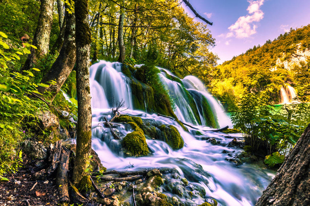 21. července 2016: Dlouhé expozice záběr vodopádu v národním parku Plitvická jezera - Fotografie, Obrázek