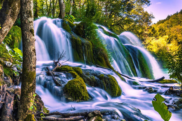 21 de julho de 2016: Fluxo de água no Parque Nacional dos Lagos de Plitvice
 - Foto, Imagem