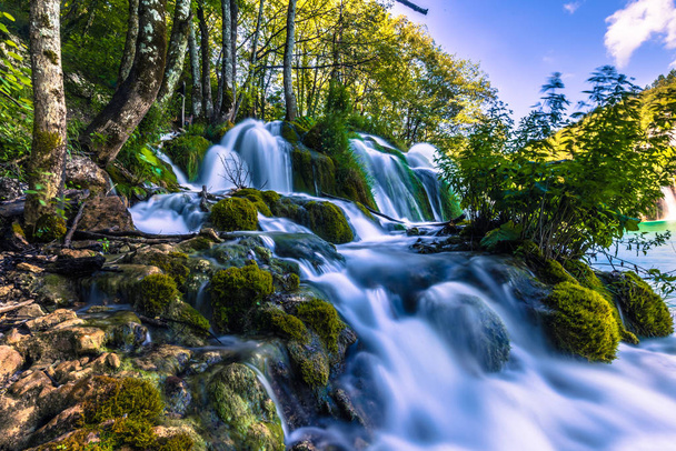 21 de julio de 2016: Cascada del Parque Nacional de los Lagos de Plitvice, Croacia
 - Foto, imagen