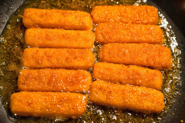 Рибні палички на сковороді
 - Фото, зображення