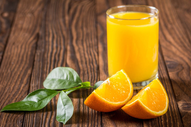 cam suyu ve portakal dilimleri bir tablo - Fotoğraf, Görsel