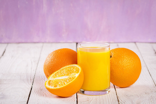 стакан свежего сока и нарезанный апельсин
 - Фото, изображение