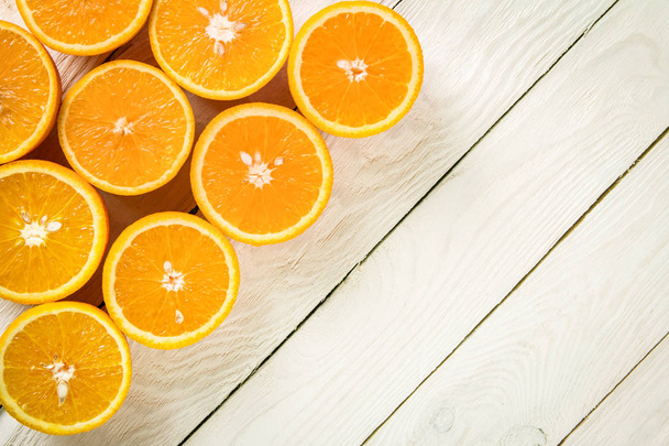 cortar naranjas frescas sobre la mesa
 - Foto, imagen