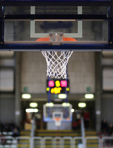 кошик у баскетбольному майданчику
 - Фото, зображення