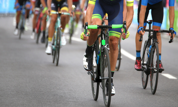 велосипедисти під час останнього спринту, щоб виграти стадію велоспорту
 - Фото, зображення