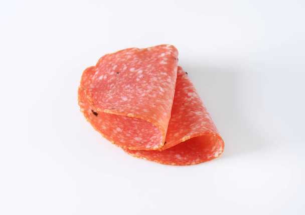 segmenten van pittige salami - Foto, afbeelding