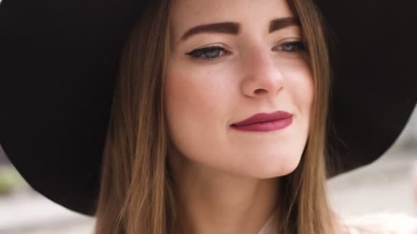 Meisje zittend op het terras en de verbetering van haar make-up - Video
