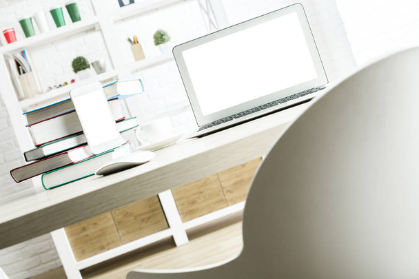Área de trabalho com laptop branco
 - Foto, Imagem