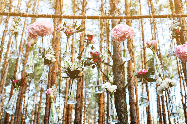 Esküvői virág dekoráció arch az erdőben. Az ötlet egy esküvői virágdekoráció. esküvői koncepció a természetben. - Fotó, kép