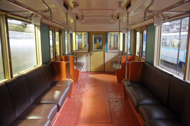 Внутри вагона метро
 - Фото, изображение