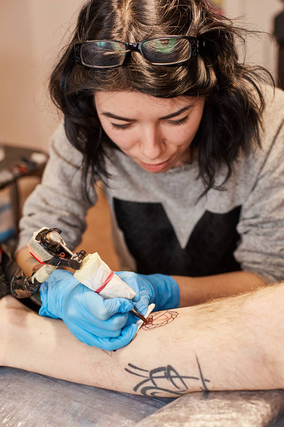 Tattoo artist is making - Фото, изображение