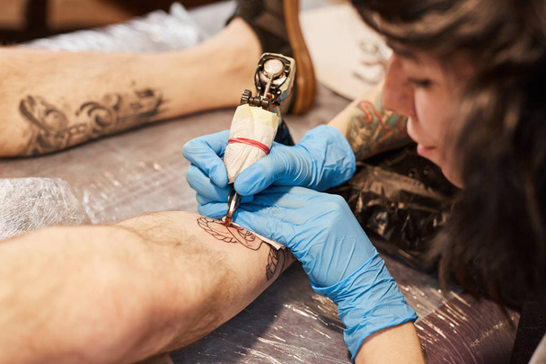 Tattoo artist is making - Foto, immagini