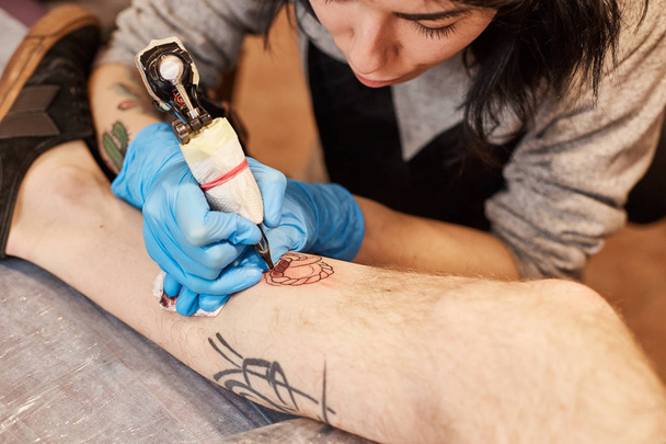 Tattoo artist is making - Zdjęcie, obraz