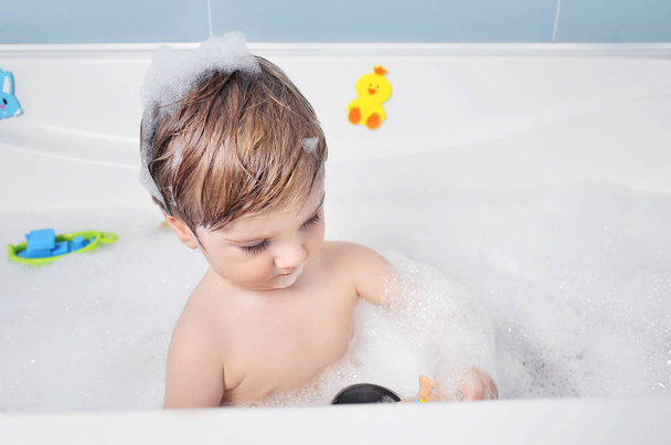 small child takes a bath  - Foto, imagen