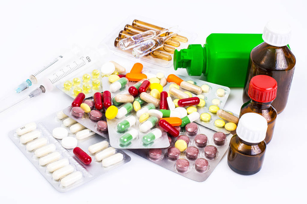 Витамины из аптеки: круглые желатиновые капсулы в бутылке темного гр
 - Фото, изображение