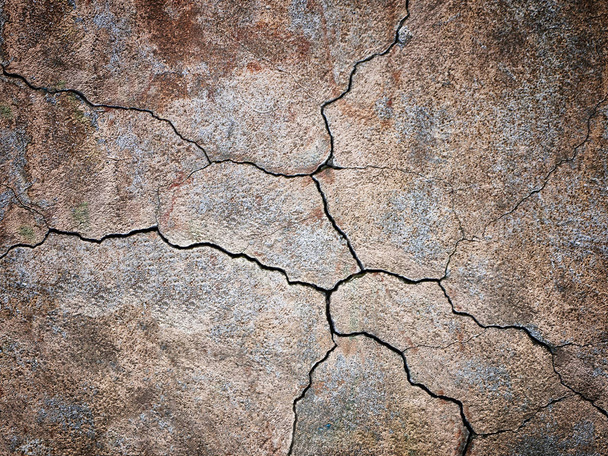 fondo marrón, textura de pared oscura con grietas en la superficie
 - Foto, Imagen