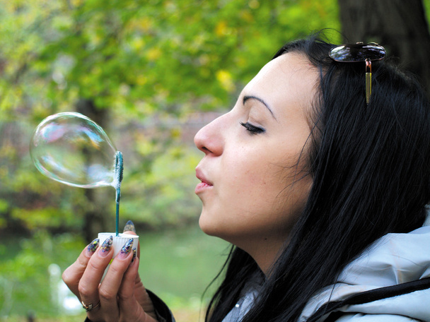 Молодая девушка с мыльным пузырём
 - Фото, изображение