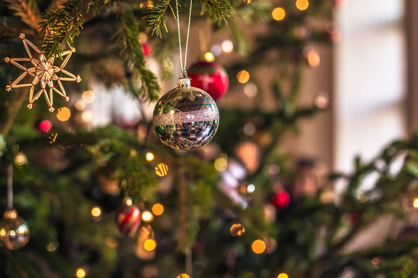 Diciembre 03, 2016: Navidad bolas de decoración brillante dentro del castillo de Kronborg, Dinamarca
 - Foto, imagen