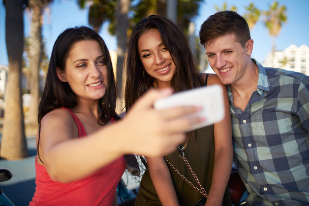 selfie di gruppo con tre amici
 - Foto, immagini