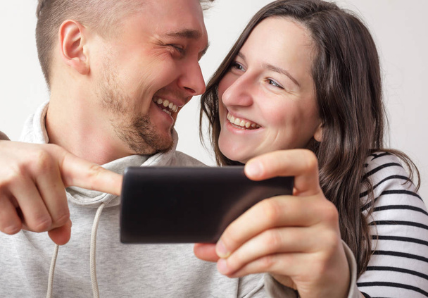   couple aimant fait selfie
. - Photo, image