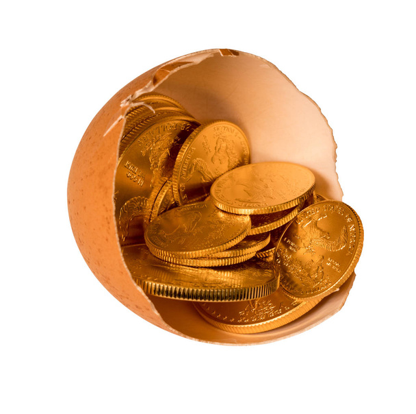 Puhdas kulta kolikot muna kuori havainnollistaa säästöjä
 - Valokuva, kuva