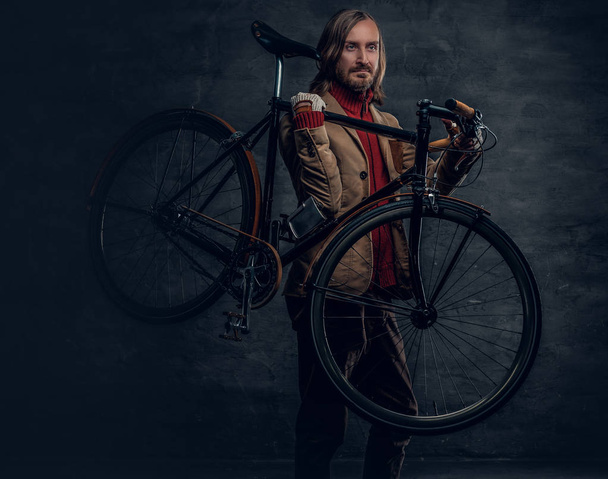 Bearded man holding fixed bicycle - Photo, Image