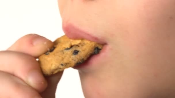 Fiú eszik csokoládé cookie-k - Felvétel, videó