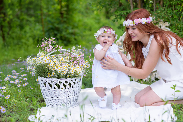 Happy Baby meisje en moeder portret - Foto, afbeelding