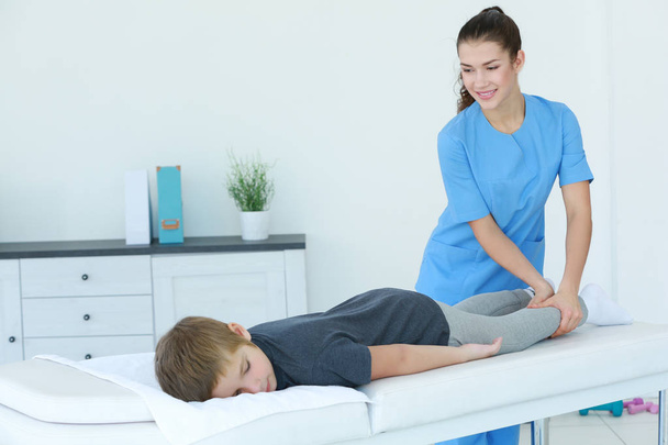 Physiotherapist working with patient in clinic - Fotografie, Obrázek