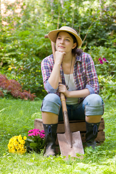 mujer joven en un jardín - Foto, Imagen