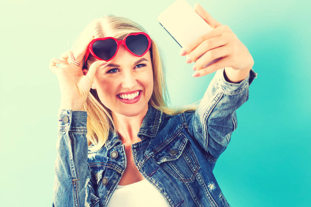 Young woman taking a selfie  - Foto, Bild