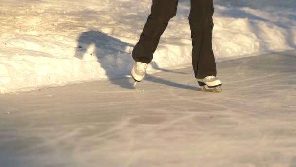 Kız parkta buz pateni üzerinde sürme. - Video, Çekim