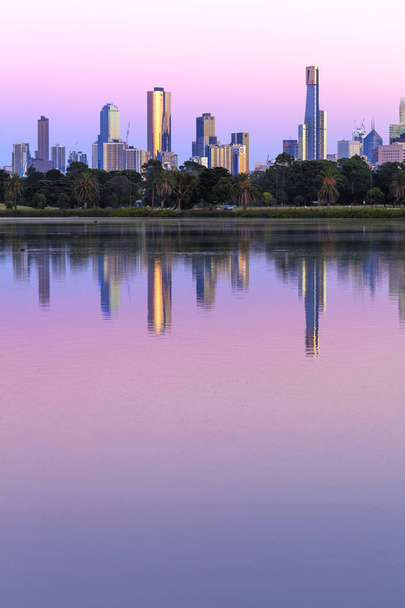 Melbourne Australia Skyline nähtynä Albert Park järveltä Sunr
 - Valokuva, kuva