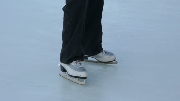 Chica montando en el patinaje sobre hielo en el parque
 - Imágenes, Vídeo