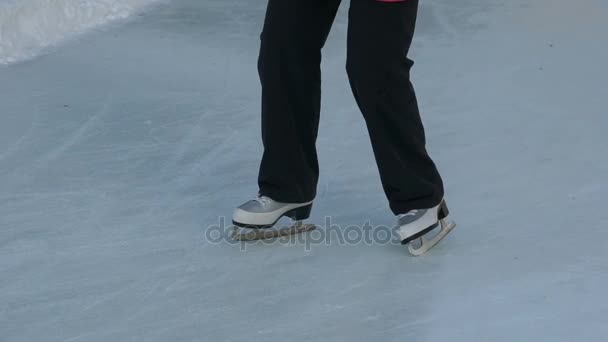 Chica montando en el patinaje sobre hielo en el parque
 - Metraje, vídeo