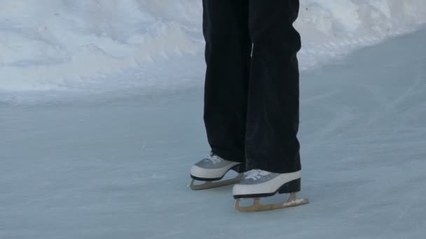 Menina montando na patinação no gelo no parque
 - Filmagem, Vídeo