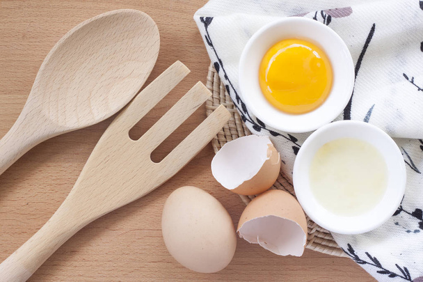 Яйця готують на сніданок, білкову форму жовтка та альбуміну на білому тлі або на звичайному дерев'яному столі
. - Фото, зображення