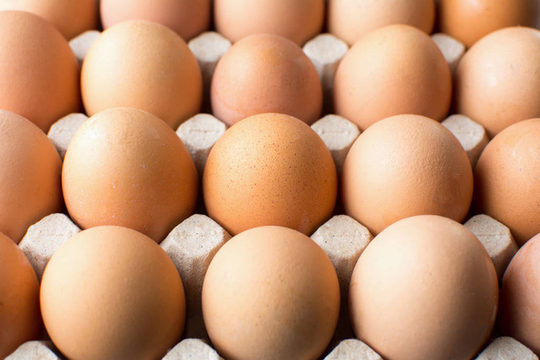 Ωμά αυγά κότας σε κουτί από χαρτόνι - Φωτογραφία, εικόνα
