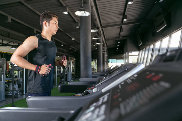 Smart-Mann läuft auf Laufband im Fitnessstudio. - Foto, Bild