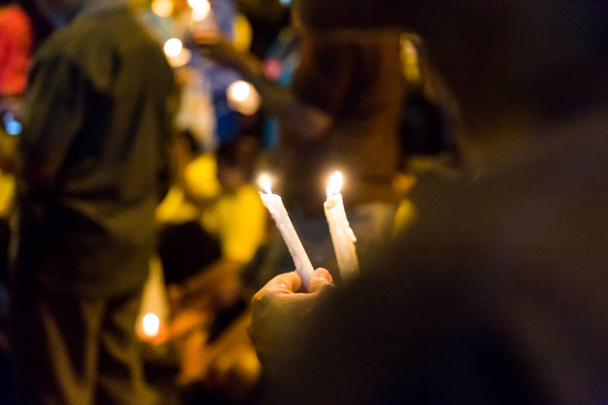 Persone che tengono candela veglia nelle tenebre in cerca di speranza, culto, p
 - Foto, immagini