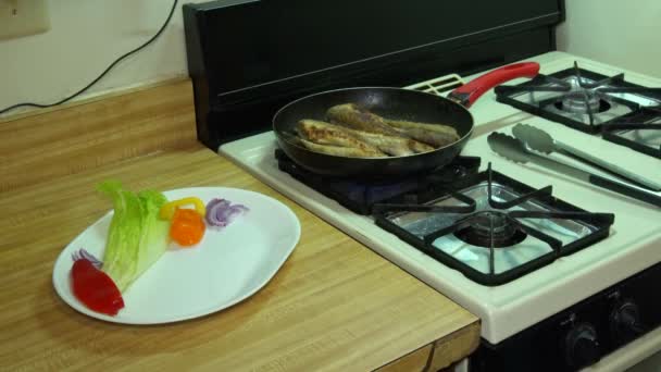 in koekenpan met hete olie frituren vis door olie in de pan, gebakken, - Video