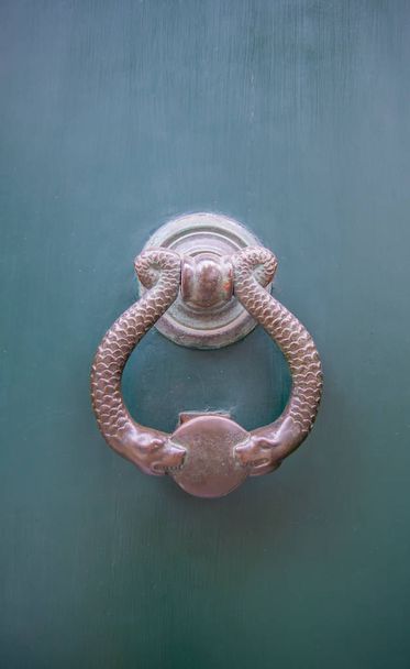 Архитектурные детали - Антикварный бронзовый дверной стук со змеями
 - Фото, изображение